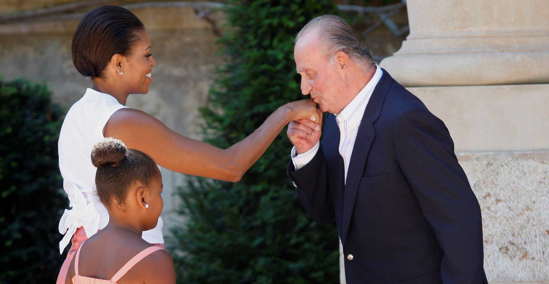 First Lady Michelle Obama and Sasha Obama meet Spain&rsquo;s King Juan Carlos. (AP photo by Manu Mielniezuk)
