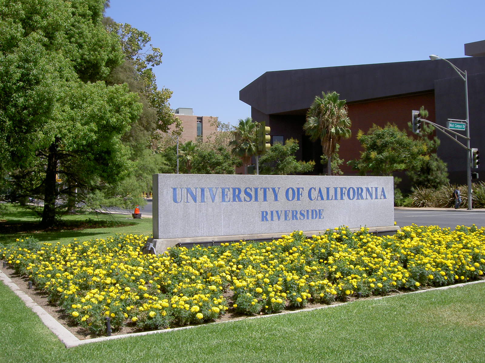 UCR_University_Ave_entrance