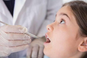 Nervous-child-with-dentist-848-x-565-696&times;464