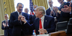 donald-trump-andrew-liveris-with-diverse-health-4-11-17