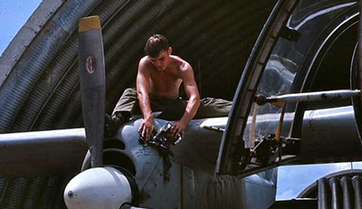 Working_on_aircraft.