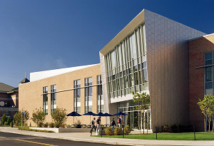 rwu_commons-dining-facility-ext-rear-entrance_goody-clancy-900&times;615
