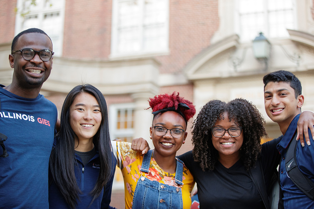 University of illinois students have access to residential and online courses.